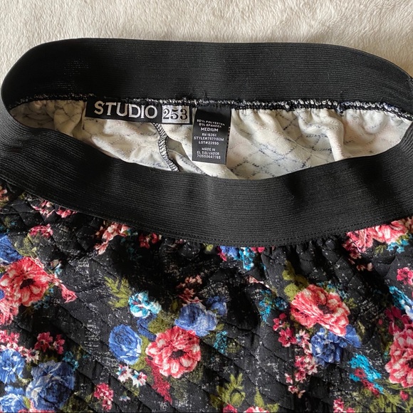 Never worn- retro floral quilted skirt - Picture 3 of 3